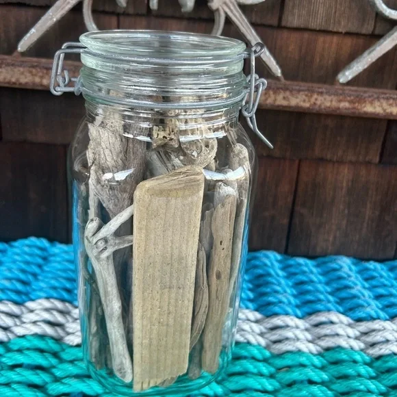 Montauk drift wood handpicked from the beaches of Montauk in a vintage jar - Picture 5 of 7